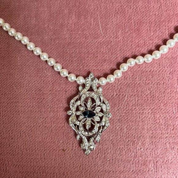 Elegant 3 layer faux off white pearls with crystal marquis sapphire pendant - Picture 6 of 16
